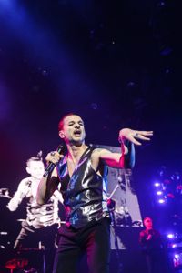 Dave Gahan och Depeche Mode bjöd på material ur den senaste skivan Spirit – men också på gamla hittar i hyperkommersiellt arrangemang – under sin Helsingforsspelning på söndagen.
