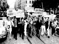 Protestmarschen mot invasionen i Prag gick mot Sovjetambassaden. Liisa Liimatainen och Erkki Tuomioja bär flaggor.