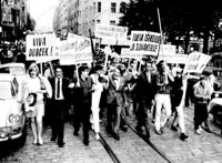 Protestmarschen mot invasionen i Prag gick mot Sovjetambassaden. Liisa Liimatainen och Erkki Tuomioja bär flaggor.