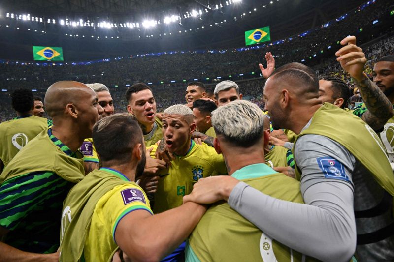 Brasiliens anfallare Richarlison firar ett av målen mot Serbien med den ringdans som tv-tittare fått se upprepade gånger.