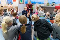 LÄSIVER. Förstaklassarna i Hinthaaran koulu i Hindhår har plockat fram sina färgglada sittdynor och slagit sig ner i klassen för en lässtund. Runeberg Junior-kandidaten Aavehevosen arvoitus av Tapani Bagge bjuder på spökhäst, spioneri, hemligt sällskap och spänning.