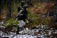 Väckarklockorna borde ringa när det inte ens finns tillräckligt med människor att upprätthålla det försvar många finländare är stolta över, skriver Liselott Lindström.
