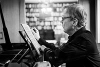 MÄSTERLIG. Pianisten Eero Heinonen i sällskap med Lojo stadsorkester under ledning av Esa Heikkilä bjuder på Schumann och Sibelius i vårens sista konsert i Klassikerserien.