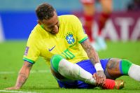 Brasiliens Neymar skadade foten i matchen mot Serbien.