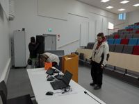NYTT AUDITORIUM. IT-ansvarige civiltjänstgöraren Mikko Halonen lösgör högtalaren med hjälp av Katarina Haddas-von Martens. Till höger civiltjänstgöraren Ville Salminen som mest fungerar som chaufför.