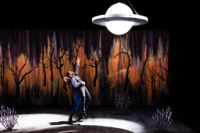 Nature Theater of Oklahoma gästspelade på Esbo stadsteater och allt från gengångare och ekokatastrofer till utomjordingar och en narval ingick.