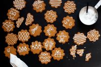 Inventera skafferiet där hemma innan du handlar varor för årets pepparkaksdeg.