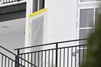 Plast över en dörr på bostaden där två personer greps under tisdagsmorgonen, misstänkta för grov olovlig underrättelseverksamhet respektive medhjälp till samma brott.