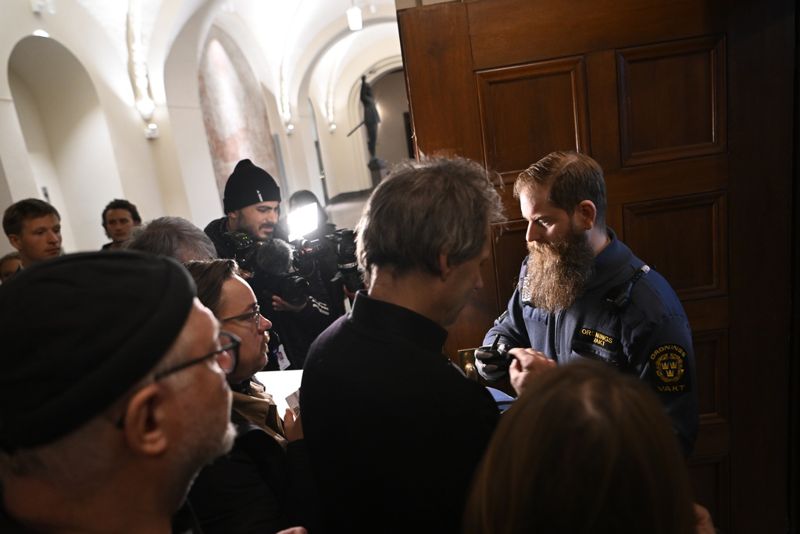 Kö med åhörare till fredagens rättegång mot de två bröder som åtalats för att under tio år ha spionerat på Sverige för den ryska underrättelsetjänsten GRU.