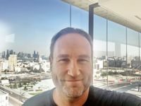 Chris Härenstam, här på en selfie från Doha där han han befinner sig i skrivande stund. Där jobbar han på fotbolls-VM som huvudkommentator för SVT.