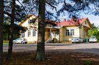 TILLFÄLLIGT TRYGGAD. Teaterverksamheten i Finnby är tryggad fram till sommaren via ett hyresavtal. Huset ska ändå säljas.