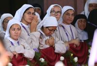 Vatikanen beskylls för att utnyttja nunnor som billig arbetskraft. På bilden nunnor som väntar på att påve Franciskus ska besöka klostret Senor de los Milagros i Perus huvudstad Lima.