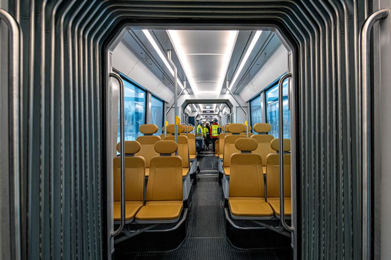 De nya vagnarna rymmer 210 passagerare och ska avgå med tio minuters mellanrum åtminstone till en början.