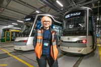 Det grundläggande är detsamma men på Spårjokerns linje kommer vagnen mer till sin rätt jämfört med innerstadens spårvagnar, säger Michaela Holmström, som både kör själv och utbildar andra förare.