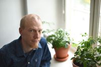 DRABBAD AV SORG. Patrik Hagman miste först sin lilla son och därefter hustru. Han skriver om tro och sorgens väsen i boken Sorgens gåva är en vidgad blick.