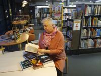 LÄS. Catharina Latvala uppmanar alla att läsa mycket. De flesta bokälskare väljer ännu traditionella böcker även om e-boken i dag är en del av utbudet.