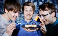 Så här såg det ut när humorgruppen KAJ smakade på Svenska dagen-bakelser i HBL:s studio år 2015.
