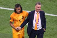 Louis van Gaal är, trots sitt rykte som en auktoritär ledare, väldigt omtyckt bland många spelare. Här med Nathan Ake under VM i Qatar.