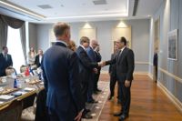 Utrikesministeriets statssekreterare Jukka Salovaara som ledde Finlands delegation på fredagens möte skakar hand med Turkiets president Erdogans talesperson Ibrahim Kalin den 25 maj 2022 när Finlands medlemskap i Nato diskuterades i Ankara.