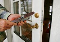 INBROTTSVÅG. Polisen i Östra Nyland varnar för inbrottstjuvar som rör sig i Borgåtrakten. – Inbrotten, framför allt i enfamiljshus, har kommit allt tätare under den senaste månaden, säger poliskommissarie Mikko Minkkinen.