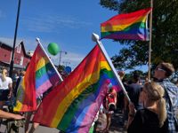 Färgrannt. Alla är välkomna att gå i Prideparaden på lördag i Raseborg. Flera lokala föreningar deltar på olika sätt i evenemanget. Så här såg det ut då det ordnades Prideparad i Hangö den 20 augusti.