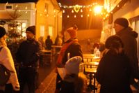 JULVANDRING. Ritva Karmi från Borgå turistguider leder sin grupp på en upptäcktsfärd genom Gamla stan i Borgå.