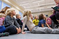 GODA LYSSNARE. Eleverna i kombinerade klass 1 och 2 i Hindhår skola gillar då läraren Ann-Christine Savén läser högt för dem. Här pågår ett spännande kapitel ur Eva Frantz Hallonbacken.