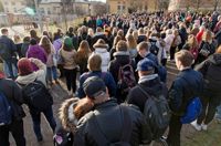 MINNESSTUND. Det var många, både elever från de närliggande skolorna och andra Borgåbor, som slöt upp i Rosenparken på tisdagseftermiddagen till en gemensam stund för treåringen som knivhöggs till döds på måndagsmorgonen.