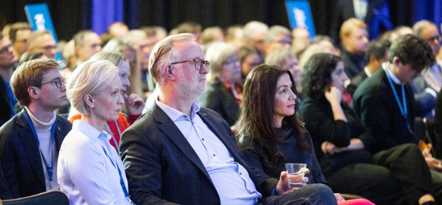 Johan Pehrson valdes enhälligt till Liberalernas partiledare under ett extra landsmöte i Stockholm på lördagen. Till vänster Pehrsons särbo Marie Brodin, till höger nya partisekreteraren Gulan Avci.