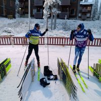 Projektchef Teemu Lemmettylä och forsknings- och utvecklingsdirektör Olli Ohtonen vid olympiska akademin i Vuokatti testar bland annat Iivo Niskanens skidor.