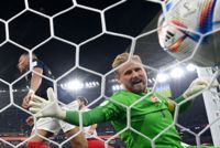 Kasper Schmeichel och Danmark måste besegra Australien.