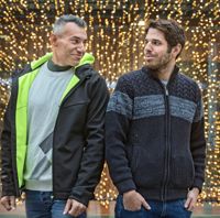 Ahmed Helou och Moran Zamir jobbar för bestående fred i Mellanöstern. De säger att palestinier och israeler får vara av olika åsikt, men att de kan och ska samtala om lösningar och att de måste lära sig att tillsammans bygga upp det kriget har förstört.
