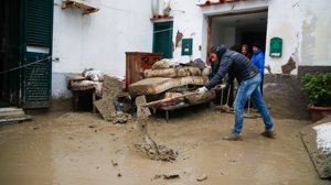 Kraftiga regnfall har lett till jordskred på ön Ischia i Italien. Minst en person har omkommit i skreden och flera saknas, enligt myndigheterna.