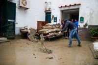 Kraftiga regnfall har lett till jordskred på ön Ischia i Italien. Minst en person har omkommit i skreden och flera saknas, enligt myndigheterna.