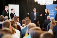 Stort intresse. Sauli Niinistö svarade på studenternas frågor i den fullsatta festsalen under Tobias Ekholms, Pipsa Kaikkonens, Silja Rantalas och Tuomas Seikkus ledning.