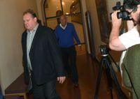 Telia Soneras tidigare Eurasien-chef Tero Kivisaari och förra vd:n Lars Nyberg på väg till rättegången.