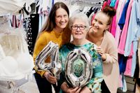 40 ÅR. Trion på Magy's, Millan Kynsijärvi, Margareta Nurminen och Larissa Westerlund firar jubileet på bästa sätt, det vill säga i arbetets tecken.