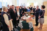 Nu har julen kommit till Talludden. Presidentparet tog emot årets julgåvor.
