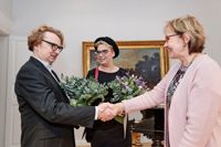PRIS. Aktia-stiftelsens ombud Marianne Wikholm gratulerar Pertti Jarla och Emmi Valve för konststipendiet.