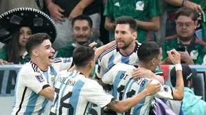 Lionel Messi firas efter 1–0-målet mot Mexiko.