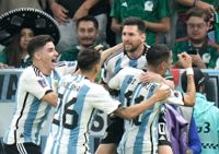 Lionel Messi firas efter 1–0-målet mot Mexiko.