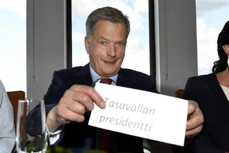– Det finns ingen automatik i att utlysa nya val, även om det närmar sig slutet av valperioden, säger presidenten och säger att i en teoretisk situation, där statsministern skulle be om regeringens avsked, så skulle han först höra riksdagspartierna om det finns någon annan möjlighet att fortsätta.
