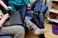 SKOLARBETE. Datorer och smarttelefoner är en viktig del av undervisningen i skolorna i dag. Frågan är om grundskolan kan förutsätta att eleverna har den nödvändiga utrustningen också för hemuppgifter. Arkivbild.