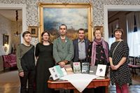 NOMINERADE. Åtta titlar representerande fem olika skönlitterära genrer tävlar om Runebergspriset i litteratur. Fr.h. Veera Antsalo, Tua Forsström, Olli Jalonen, Antti Nylén. Henriikka Tavi och Eeva Turunen. Fredrik Lång och Heikki Kännös saknas från bilden.