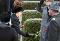 Tellervo Koivisto lade en ros på sin makes grav, med stöd av presidentparets dotter Assi Koivisto-Allonen.