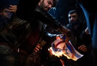Demonstranter bränner Israels flagga utanför det amerikanska konsulatet i Istanbul, Turkiet.
