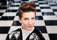 På schackbrädet. Maria Ylipää är Florence i Chess.