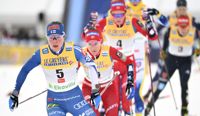 Krista Pärmäkoski i spetsen för huvudklungan i damernas 20 km fristil.