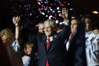 Sebastián Piñera möter anhängare efter att han segrat i presidentvalet.