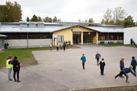 Sjundeå svenska skola används inte för undervisning sedan det nya skolcampuset öppnades. Byggnaden ska rivas då den nya vårdcentralen byggs, men till dess kan skolhuset användas för dagvård. 